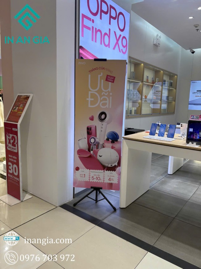 Standee chữ thập 3 chân treo format trưng bày sang trọng trong trung tâm thương mại